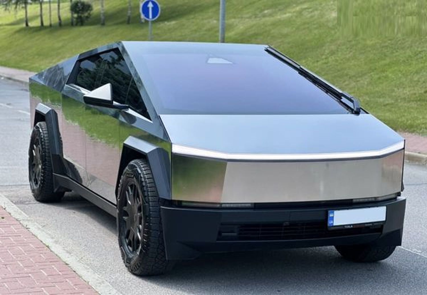 005 Tesla Cybertruck оренда з водієм для 005 Tesla Cybertruck оренда з водієм для