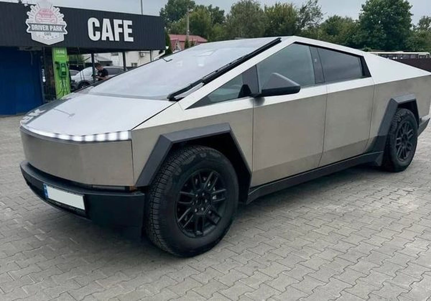 005 Tesla Cybertruck оренда з водієм для 005 Tesla Cybertruck оренда з водієм для