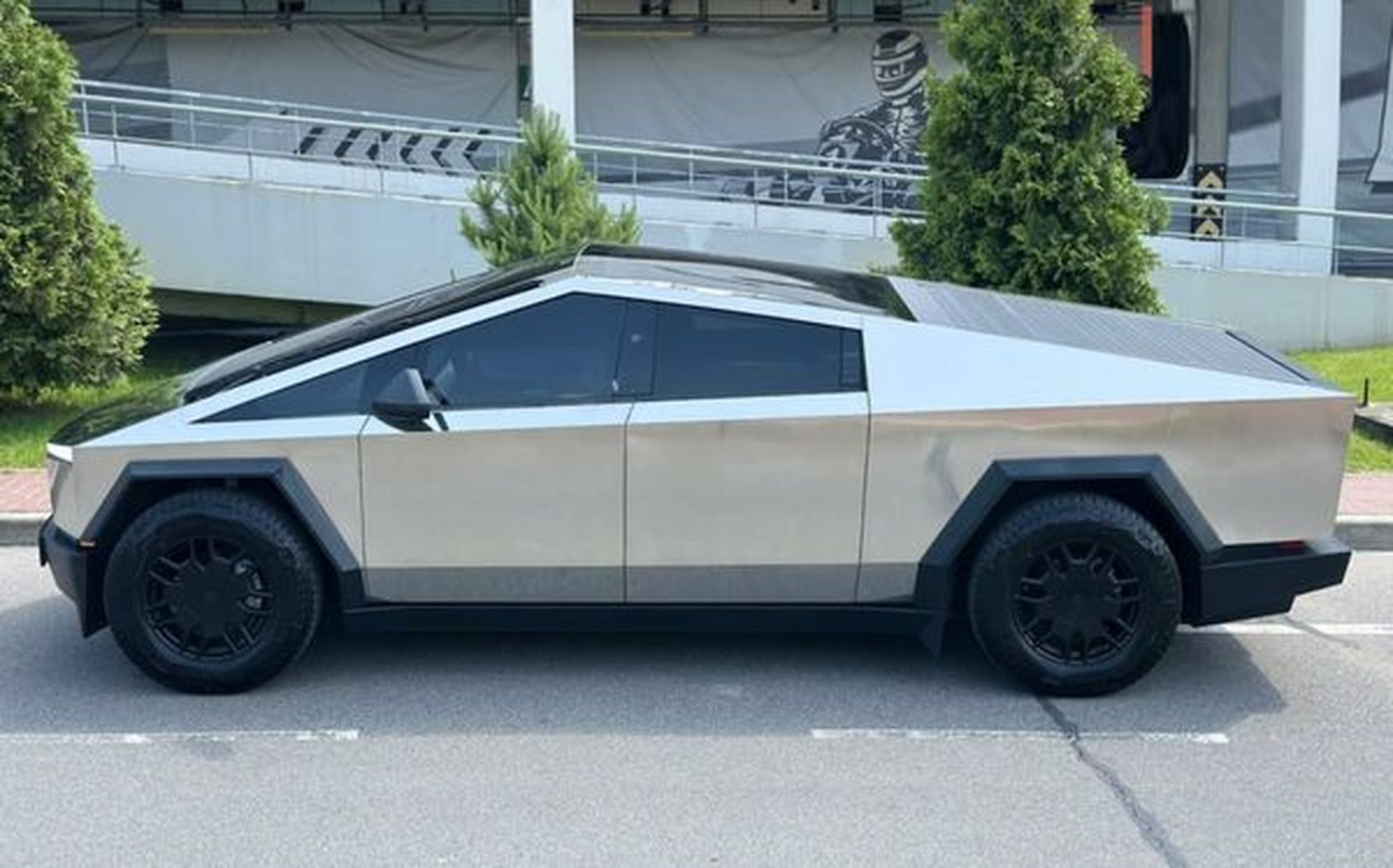 005 Tesla Cybertruck оренда з водієм для 005 Tesla Cybertruck оренда з водієм для