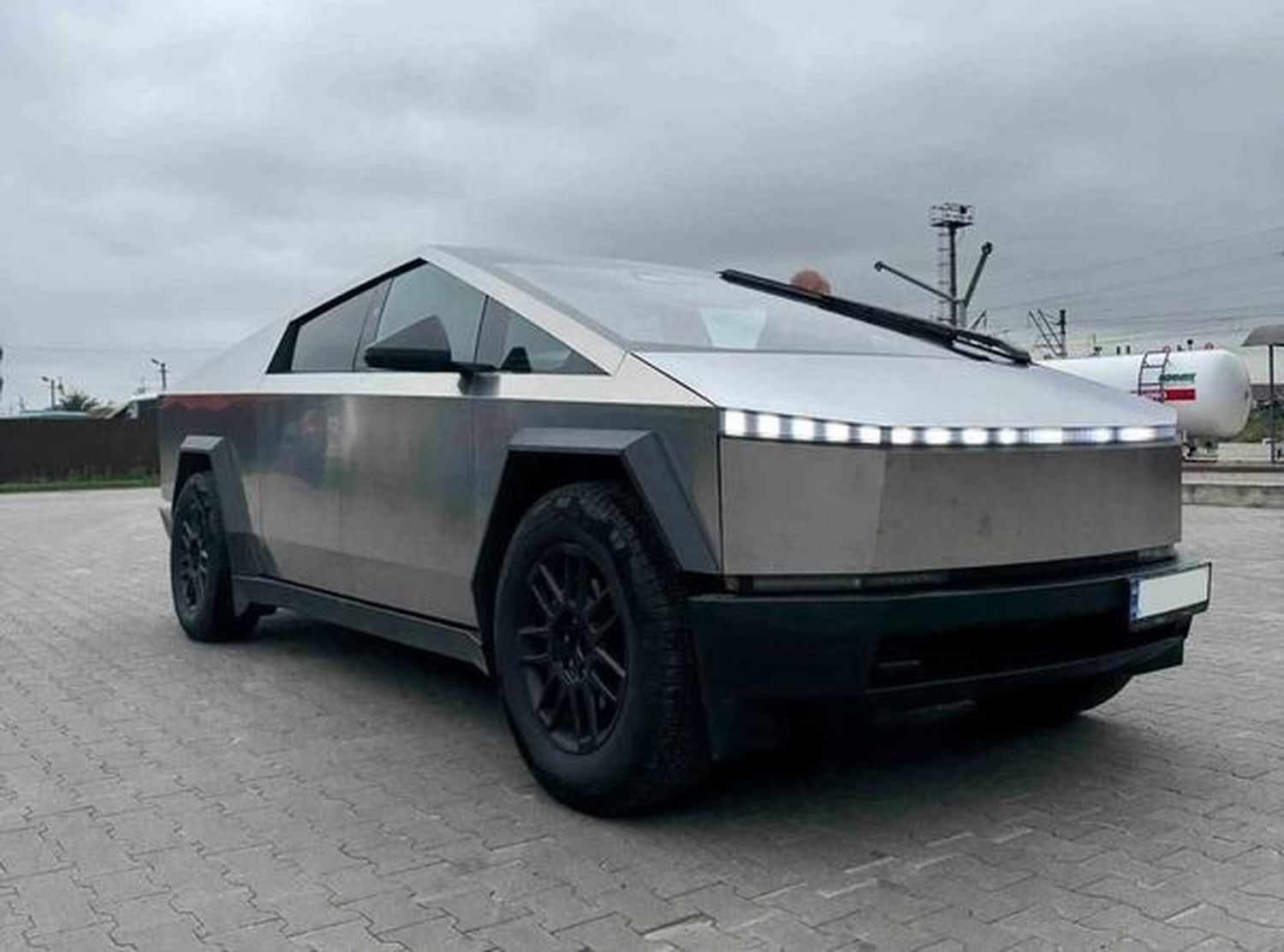 005 Tesla Cybertruck оренда з водієм для 005 Tesla Cybertruck оренда з водієм для