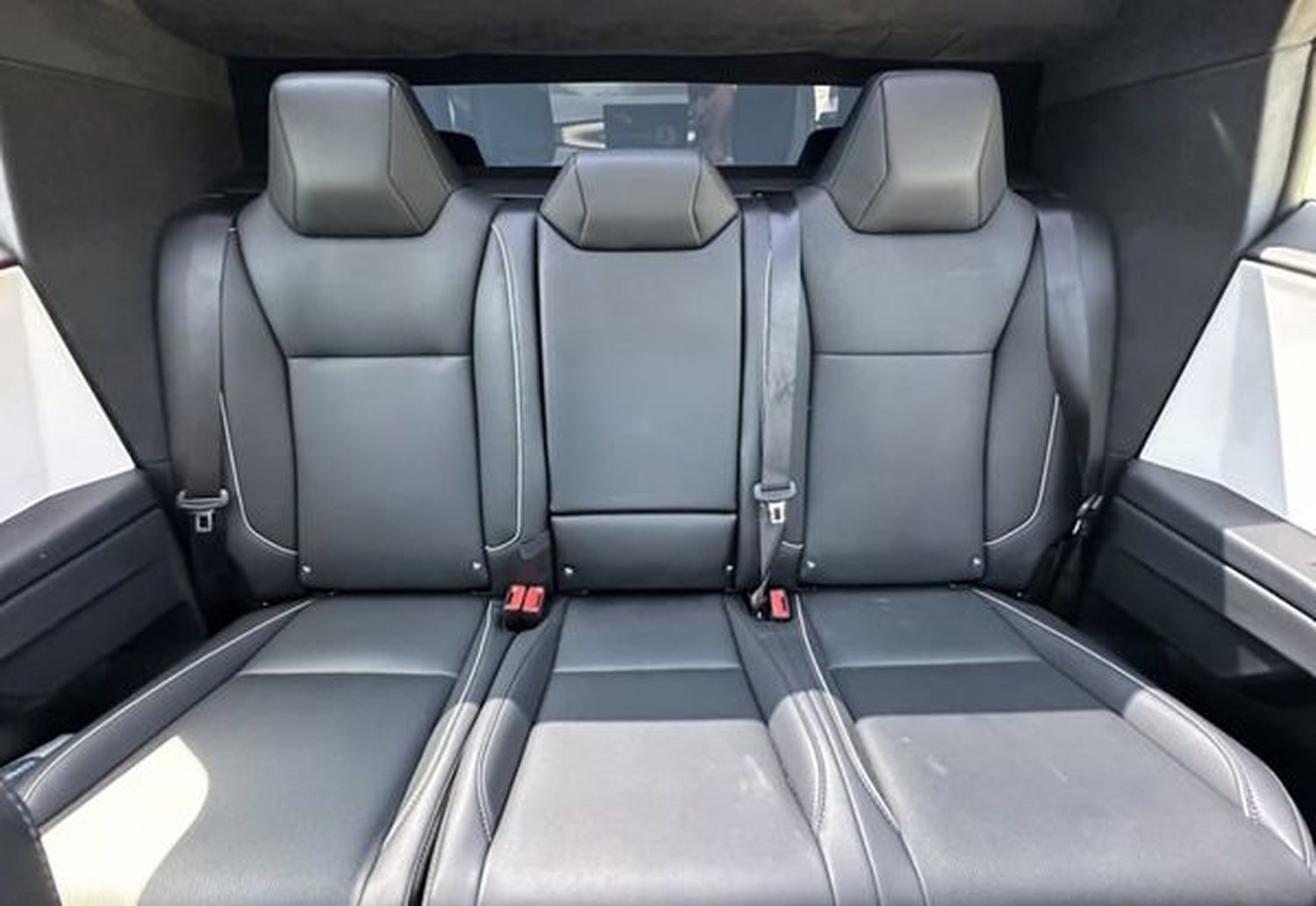 005 Tesla Cybertruck оренда з водієм для 005 Tesla Cybertruck оренда з водієм для