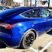365 Кроссовер Tesla Model Y синя оренда