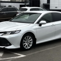 389Toyota Camry V70 біла орендувати на в