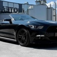 365 Кабріолет Ford Mustang GT чорний на