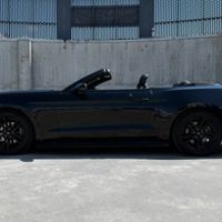 365 Кабріолет Ford Mustang GT чорний на