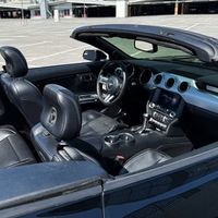 365 Кабріолет Ford Mustang GT чорний на