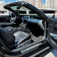 365 Кабріолет Ford Mustang GT чорний на