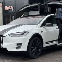001 Tesla Model X белая электрический вн