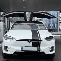001 Tesla Model X белая электрический вн