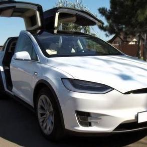 001 Tesla Model X біла позашляховик елек